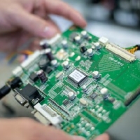 Zranitelné elektronické komponenty jsou bezpečně chráněné umístěním do skříní